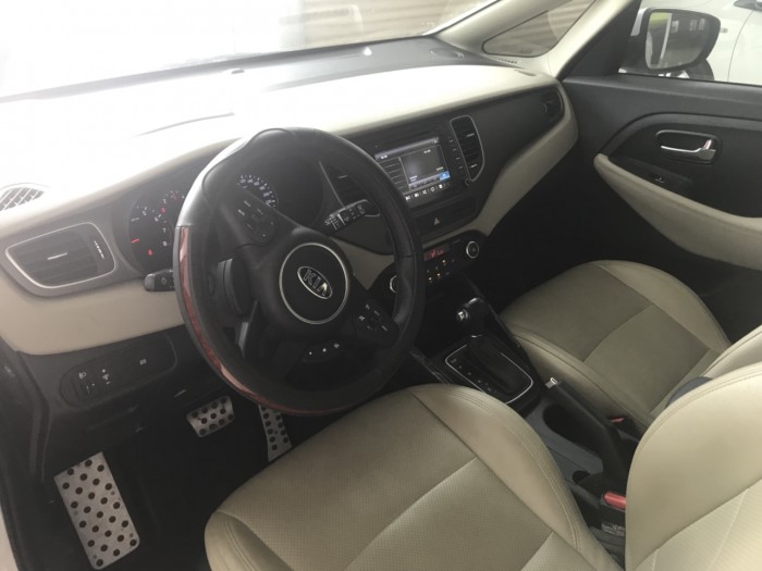 Bán Kia Rondo GAT 2.0AT màu trắng số tự động sản xuất 2017 biển tỉnh đi lướt 15000km