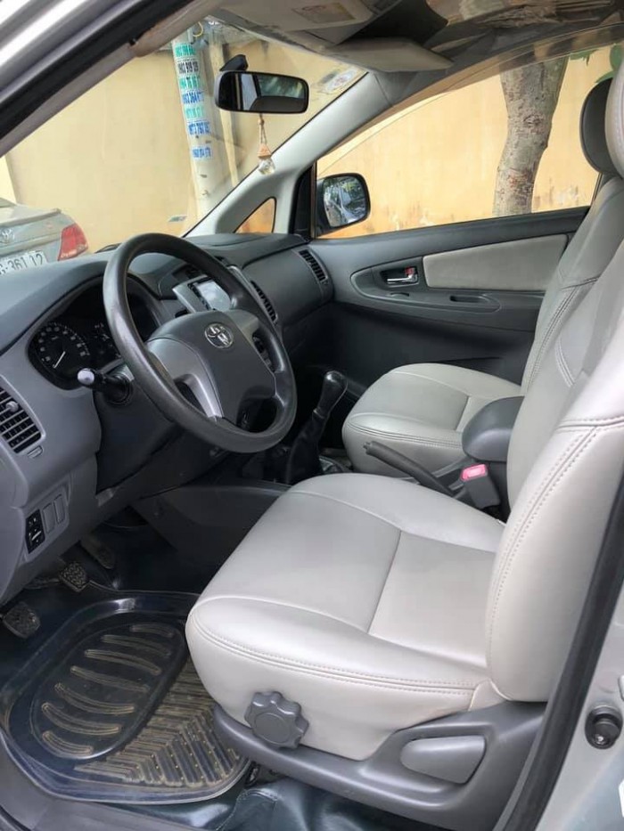 Gia đình cần bán xe Innova 2013, số sàn màu bạc