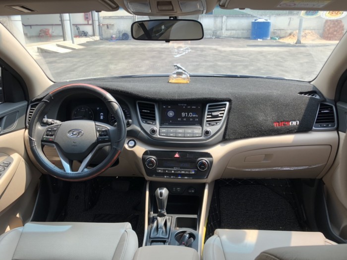 Bán Hyundai Tucson 2.0AT máy xăng bản đặc biệt sản xuất T9/2018 biển Bình Dương đi 3000km