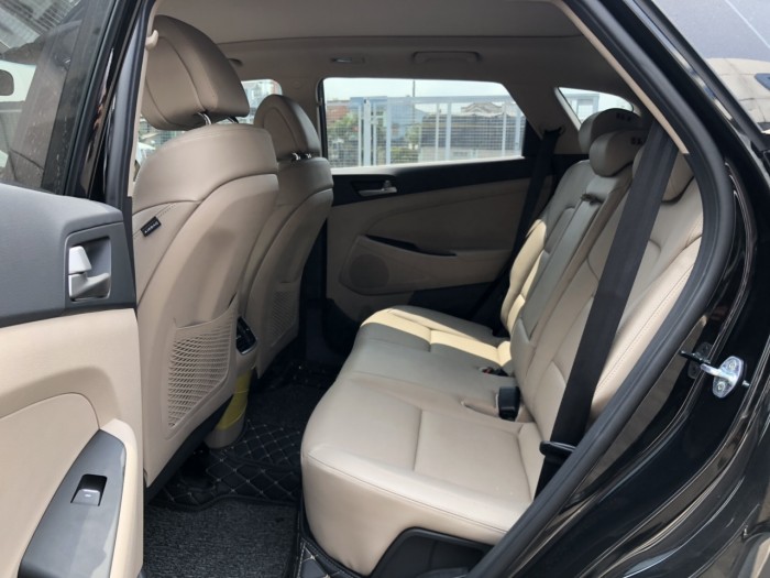 Bán Hyundai Tucson 2.0AT máy xăng bản đặc biệt sản xuất T9/2018 biển Bình Dương đi 3000km