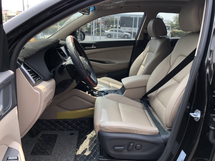 Bán Hyundai Tucson 2.0AT máy xăng bản đặc biệt sản xuất T9/2018 biển Bình Dương đi 3000km