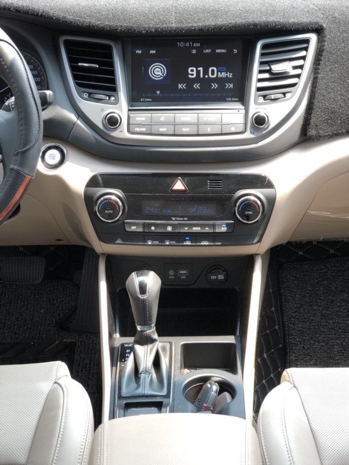 Bán Hyundai Tucson 2.0AT máy xăng bản đặc biệt sản xuất T9/2018 biển Bình Dương đi 3000km