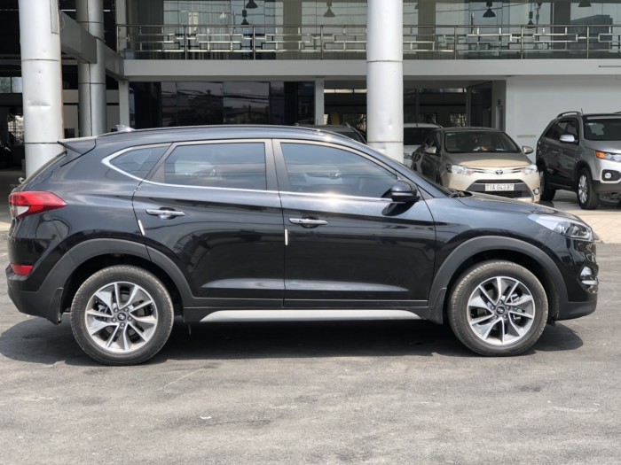 Bán Hyundai Tucson 2.0AT máy xăng bản đặc biệt sản xuất T9/2018 biển Bình Dương đi 3000km