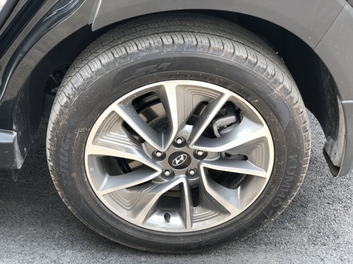 Bán Hyundai Tucson 2.0AT máy xăng bản đặc biệt sản xuất T9/2018 biển Bình Dương đi 3000km