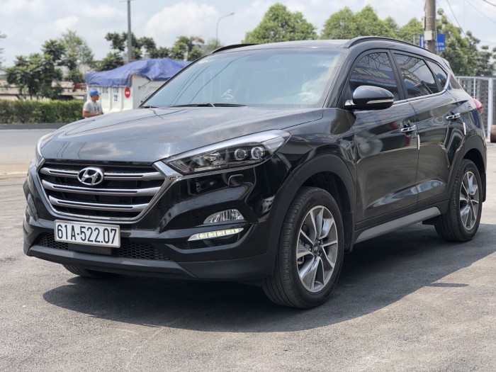 Bán Hyundai Tucson 2.0AT máy xăng bản đặc biệt sản xuất T9/2018 biển Bình Dương đi 3000km