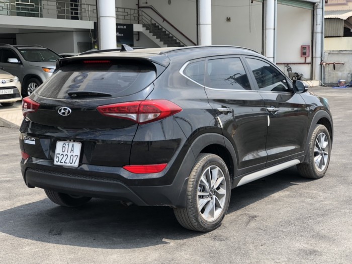 Bán Hyundai Tucson 2.0AT máy xăng bản đặc biệt sản xuất T9/2018 biển Bình Dương đi 3000km