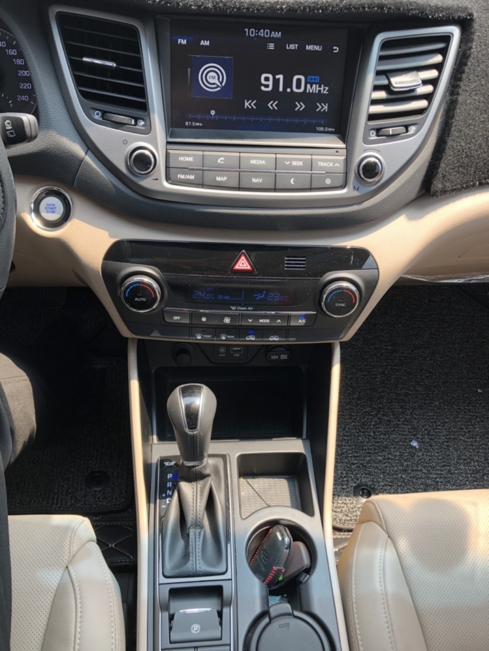 Bán Hyundai Tucson 2.0AT máy xăng bản đặc biệt sản xuất T9/2018 biển Bình Dương đi 3000km