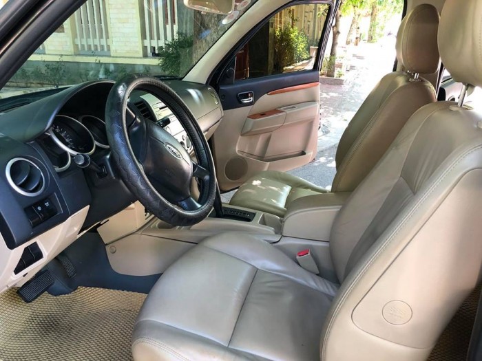 Bán Ford Everest 2011 at dầu màu đen rất mới