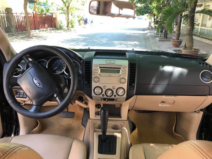 Bán Ford Everest 2011 at dầu màu đen rất mới