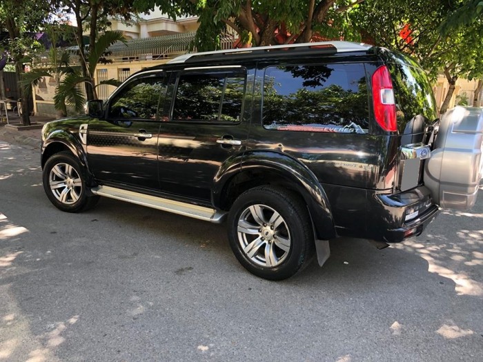 Bán Ford Everest 2011 at dầu màu đen rất mới