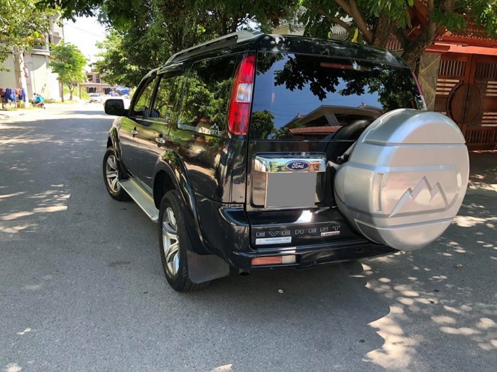 Bán Ford Everest 2011 at dầu màu đen rất mới