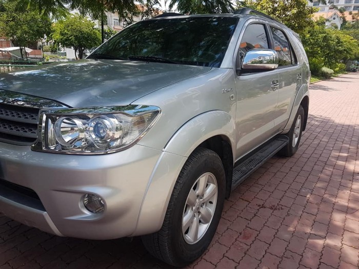 Gia đình cần bán Fortuner 2009, số tự động, máy xăng màu bạc