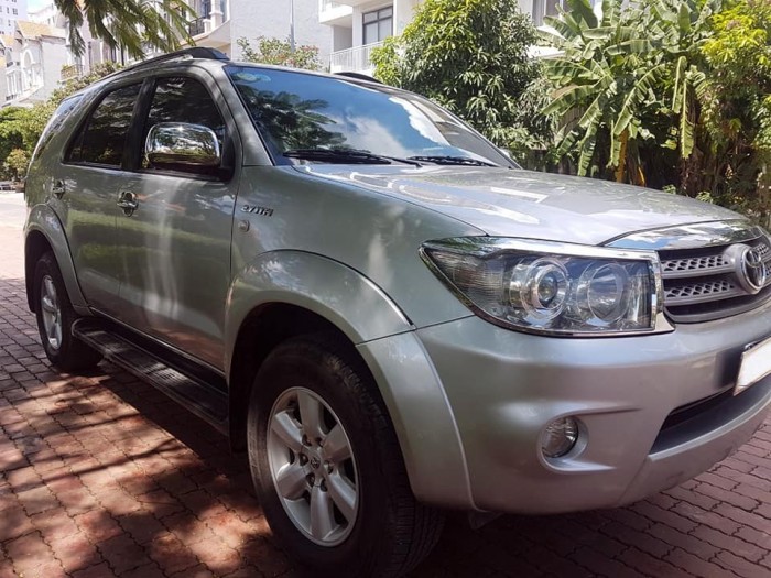 Gia đình cần bán Fortuner 2009, số tự động, máy xăng màu bạc