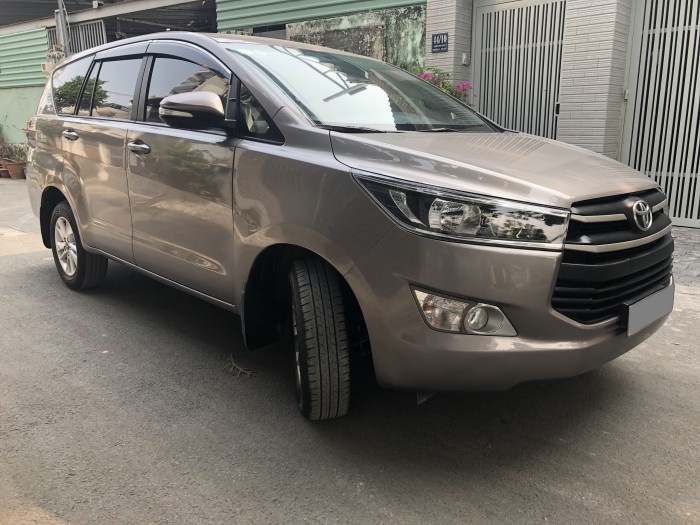 Bán Xe Innova 2017 số sàn màu Xám rất mới,