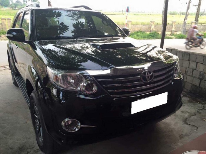 Gia đình cần bán xe Fortuner 2013, số sàn, máy dầu, màu đen