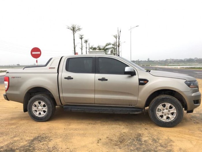 Bán Ford Ranger XLS 2016 tự động may dầu vàng kim tuyệt đẹp.