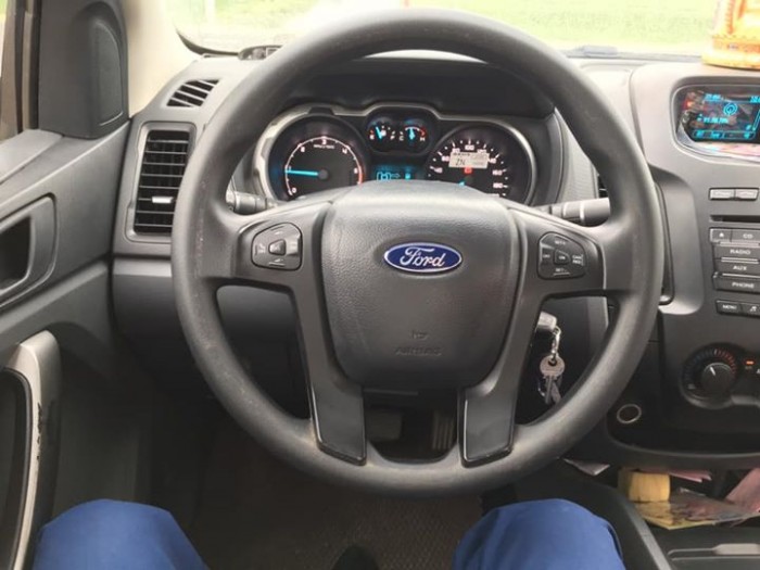 Bán Ford Ranger XLS 2016 tự động may dầu vàng kim tuyệt đẹp.