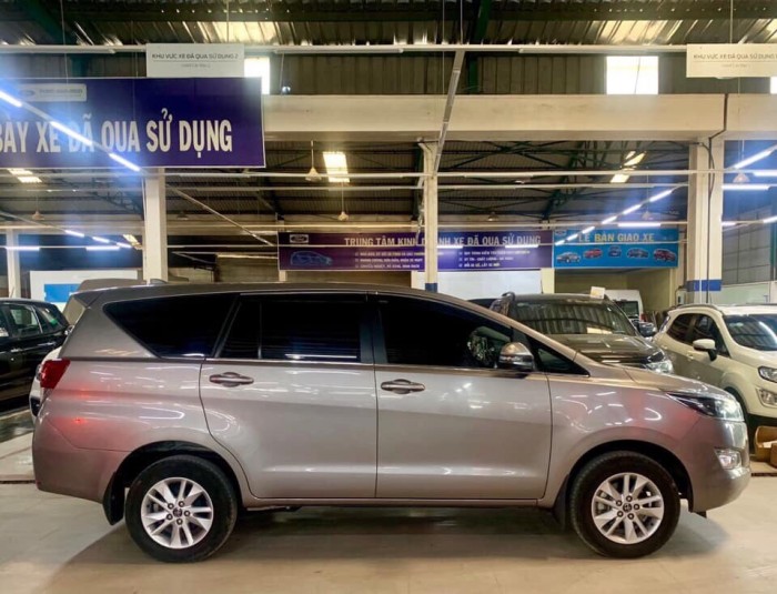 Bán Toyata Innova 2.0E sx 2018 màu nâu