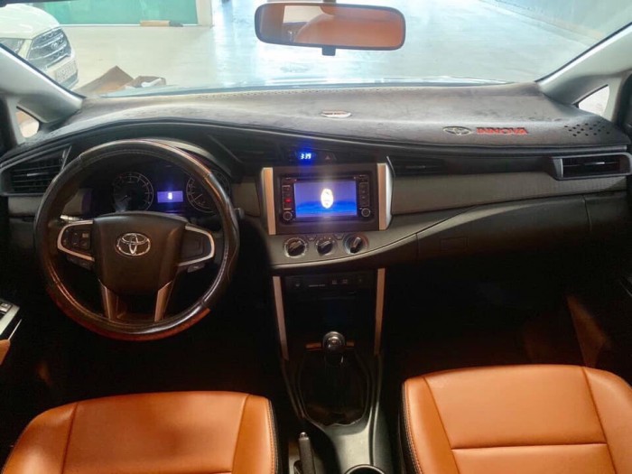 Bán Toyata Innova 2.0E sx 2018 màu nâu