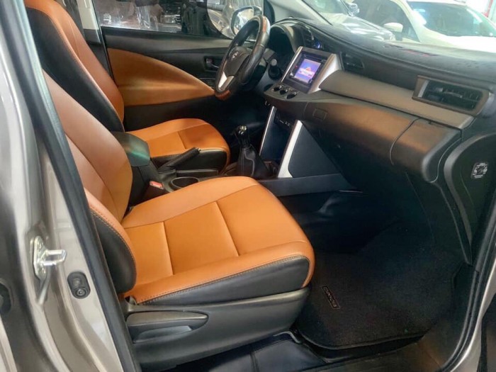 Bán Toyata Innova 2.0E sx 2018 màu nâu