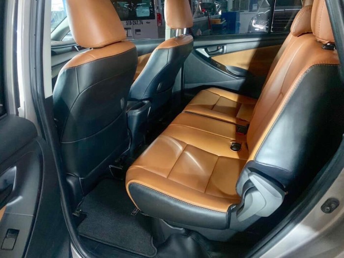 Bán Toyata Innova 2.0E sx 2018 màu nâu