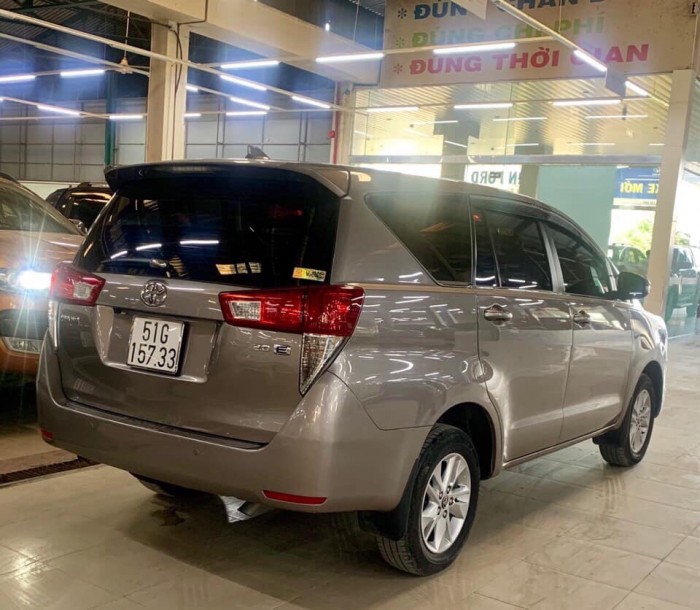 Bán Toyata Innova 2.0E sx 2018 màu nâu