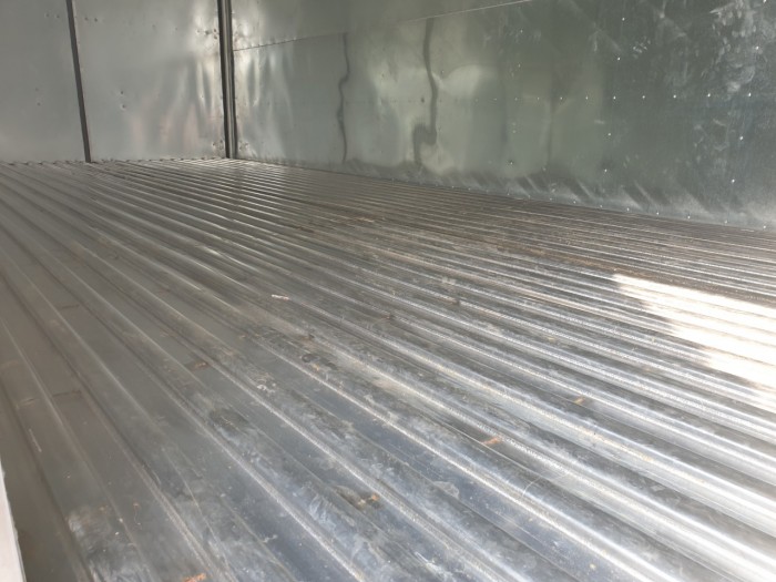 Hino FC thùng kín sàn Inox dập sóng (Xe có sẵn giao ngay)