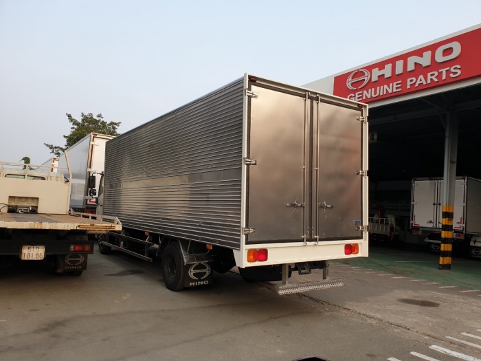 Hino FC thùng kín sàn Inox dập sóng (Xe có sẵn giao ngay)