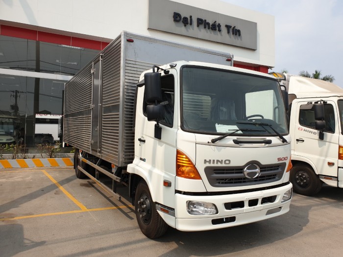 Hino FC thùng kín sàn Inox dập sóng (Xe có sẵn giao ngay)