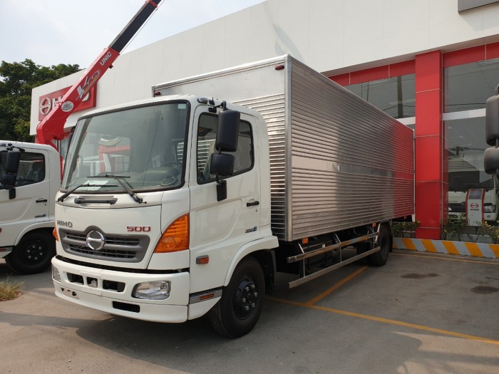 Hino FC thùng kín sàn Inox dập sóng (Xe có sẵn giao ngay)