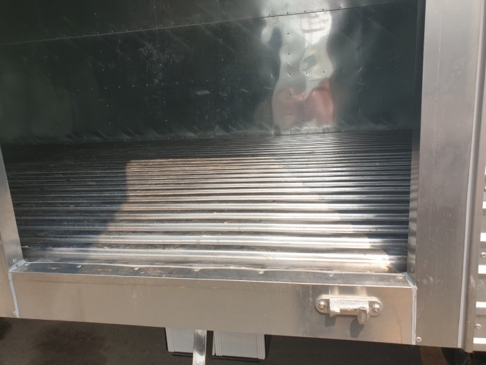 Hino FC thùng kín sàn Inox dập sóng (Xe có sẵn giao ngay)