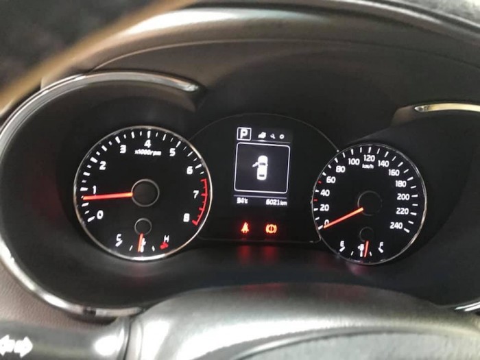 Bán Kia Cerato 1.6AT màu trắng số tự động sản xuất 2018 đi 6000km xe như mới
