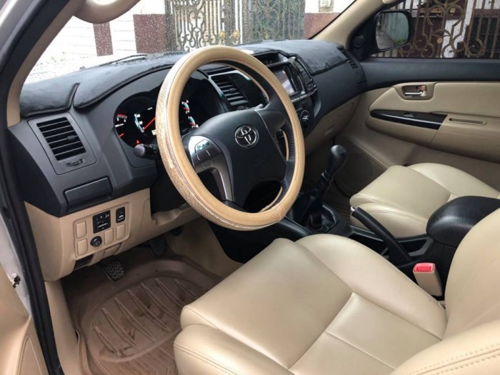 Bán Nhanh Fortuner 2014 máy dầu màu Bạc kẹt tiền bán gấp.