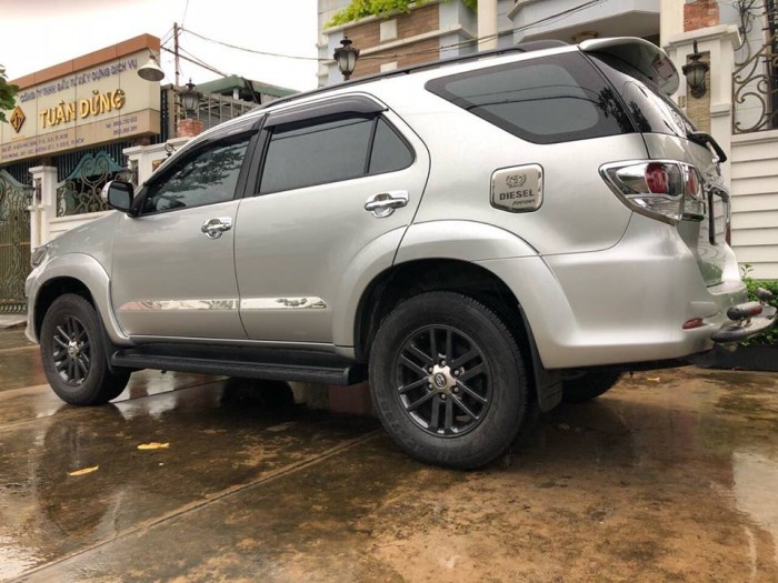 Bán Nhanh Fortuner 2014 máy dầu màu Bạc kẹt tiền bán gấp.