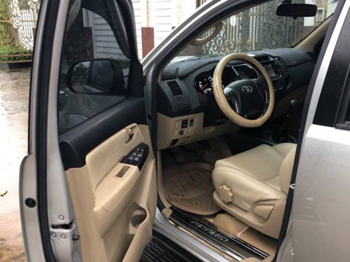 Bán Nhanh Fortuner 2014 máy dầu màu Bạc kẹt tiền bán gấp.