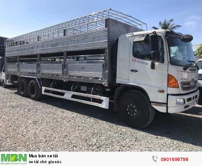 Xe tải chở gia súc