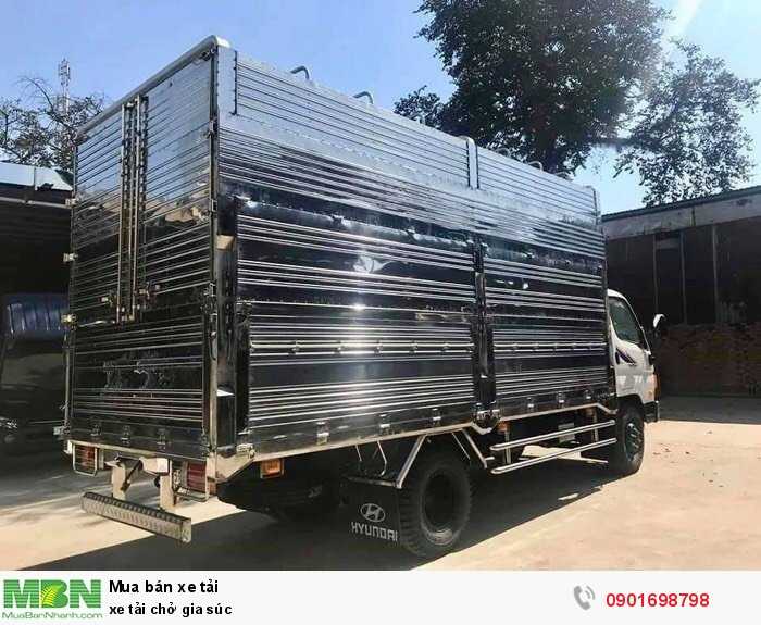 Xe tải chở gia súc
