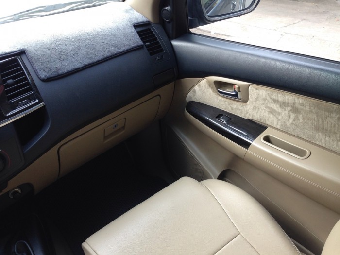 Bán gấp Toyota Fortuner 2016 số sàn dầu màu bạc xe chính chủ đi kỹ.