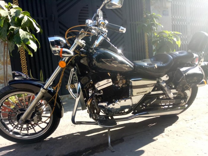 Cần bán lại xe moto rebell usa nhập khẩu từ mỹ..350cc.đời 2010.mới 95% màu đen nanô. dán keo