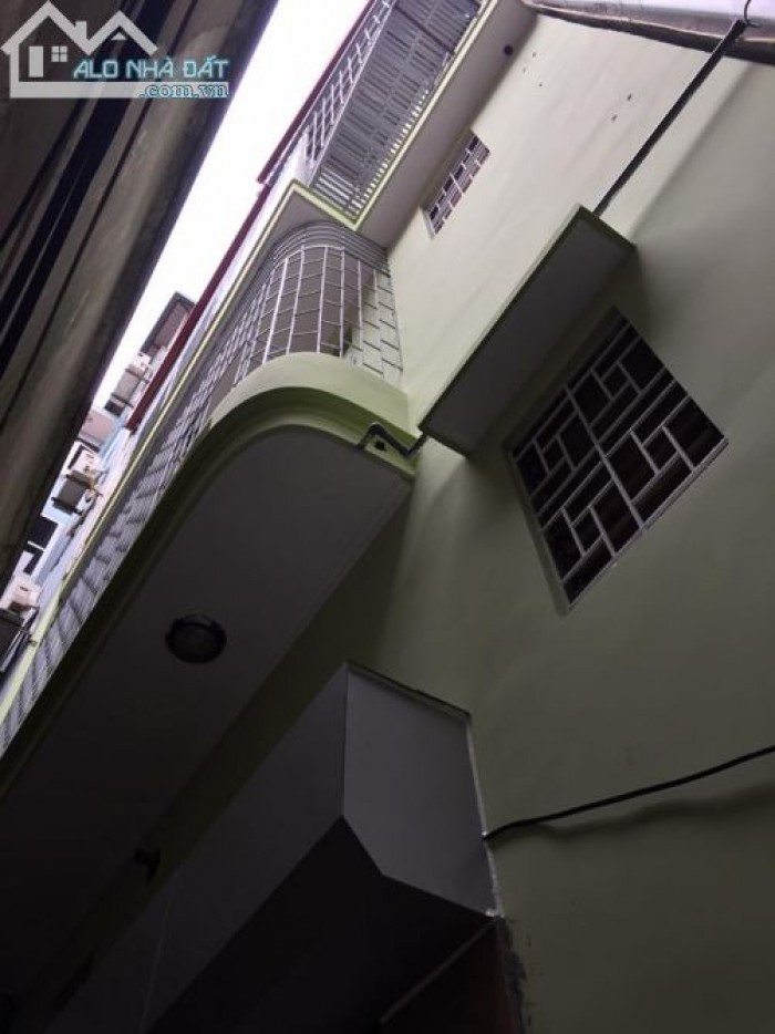 Chính chủ cần bán gấp nhà siêu rẻ phố Hào Nam, ngõ 3 gác diện tích 30m2.