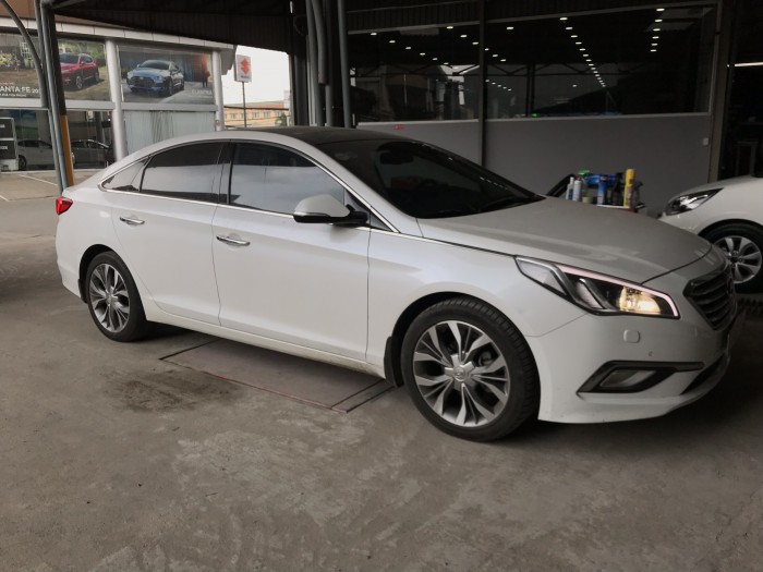 Bán Hyundai Sonata 2.0AT màu trắng số tự động nhập Hàn Quốc 2015 biển Sài Gòn mẫu mới