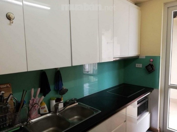 Cho thuê gấp CHCC tại Cầu Giấy 98m2, 2 PN, 2WC, đồ cơ bản, sàn gỗ giá 8 tr/tháng.