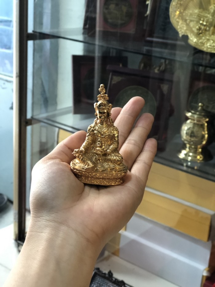 Tượng phật mạ vàng để xe hơi mang lại bình an và may mắn