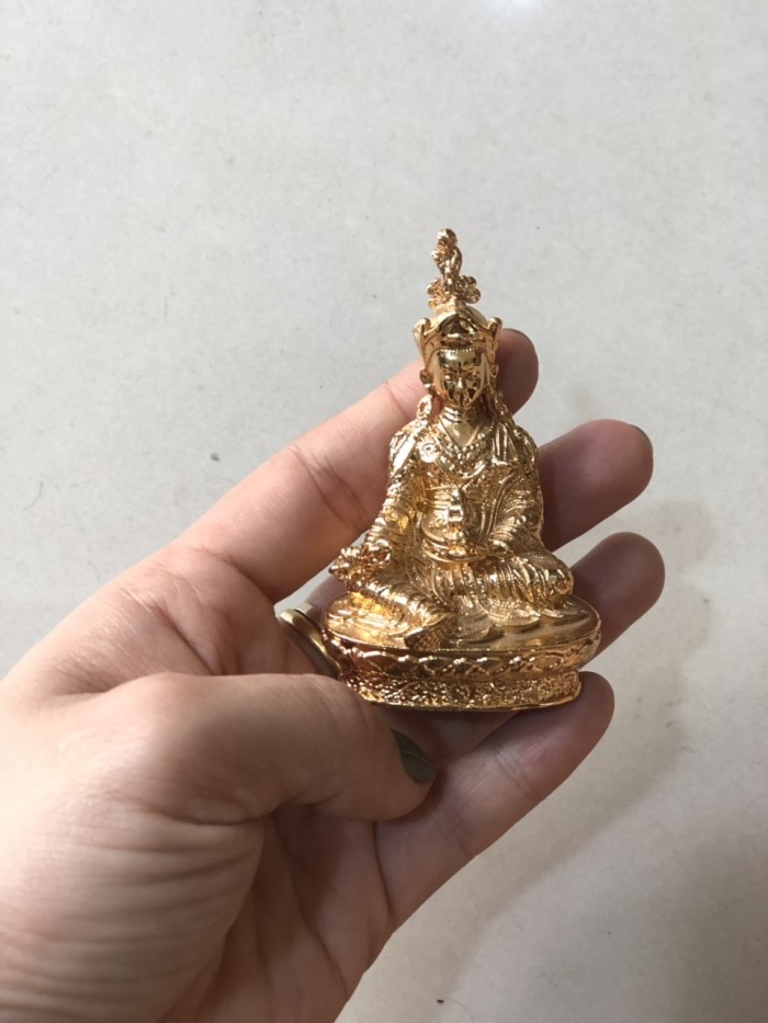 Tượng phật mạ vàng để xe hơi mang lại bình an và may mắn