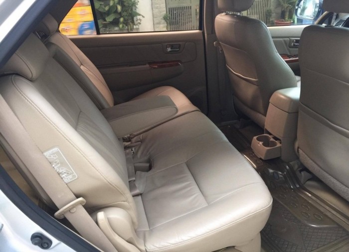 Bán Xe Fortuner 2010 tự động xăng màu Bạc xe rất ít đi.