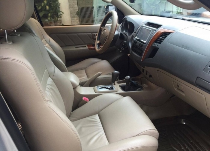 Bán Xe Fortuner 2010 tự động xăng màu Bạc xe rất ít đi.