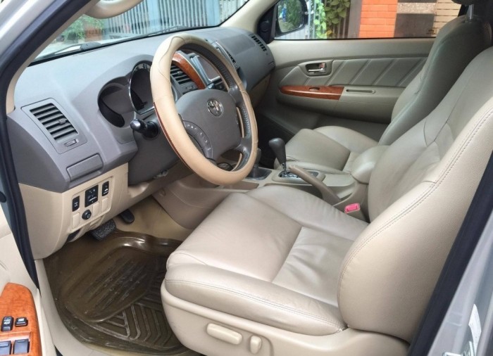 Bán Xe Fortuner 2010 tự động xăng màu Bạc xe rất ít đi.
