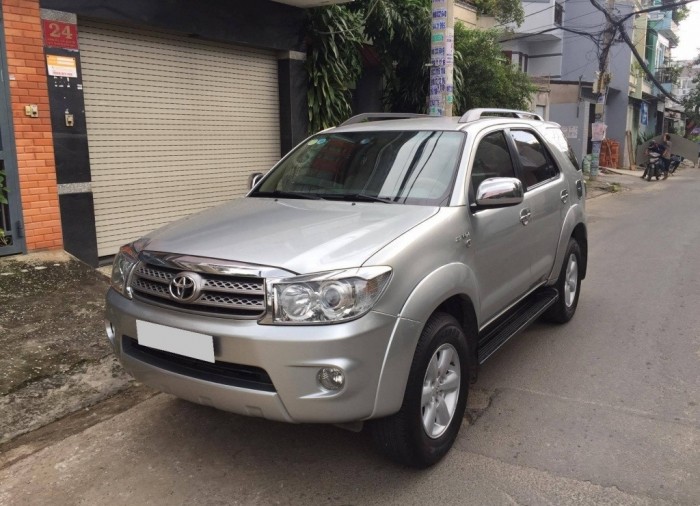 Bán Xe Fortuner 2010 tự động xăng màu Bạc xe rất ít đi.