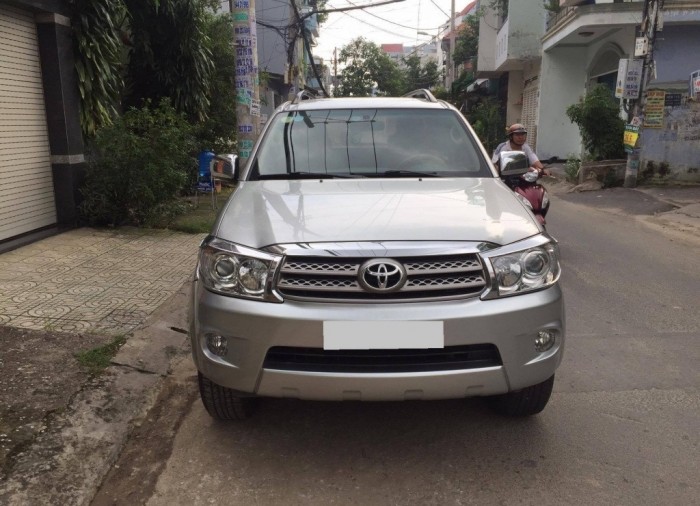 Bán Xe Fortuner 2010 tự động xăng màu Bạc xe rất ít đi.