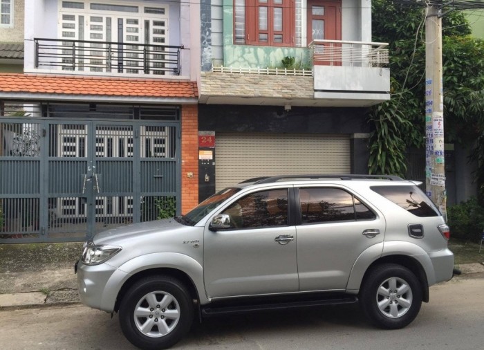 Bán Xe Fortuner 2010 tự động xăng màu Bạc xe rất ít đi.